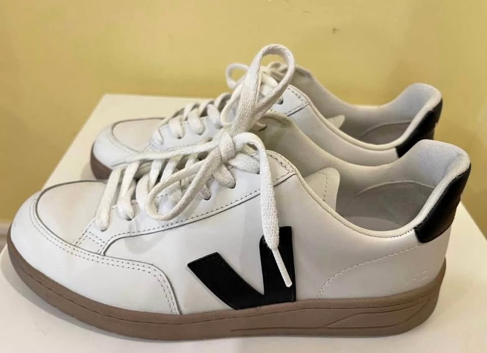 Veja V-12 Women's Shoes Size 8