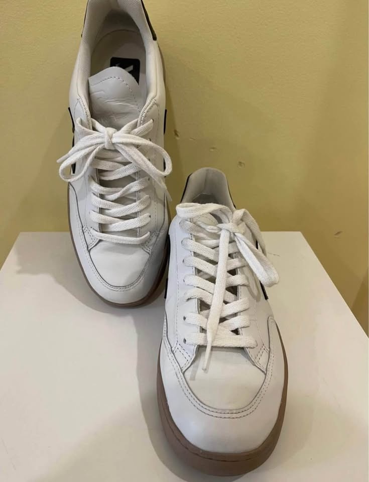 Veja V-12 Women's Shoes Size 8 - photo 4
