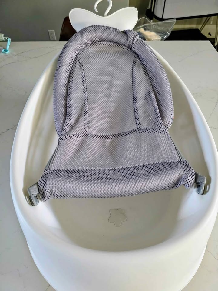 Skip Hop Baby Bathtub with Newborn Sling – Clean, Excellent Cond