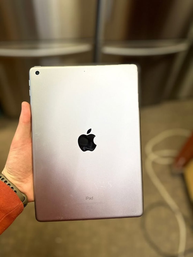 iPad 5th Gen 128GB Unlocked - photo 2