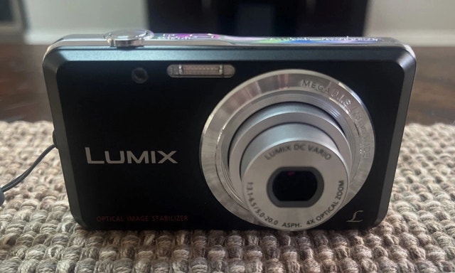 Panasonic Lumix DMC-FH4 14.1MP 4X Zoom Digital Camera
