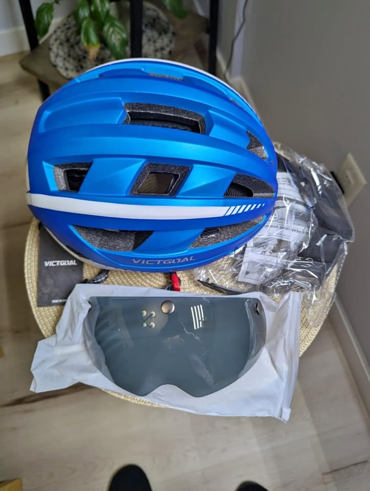 Brand new VICTGOAL biking helmet