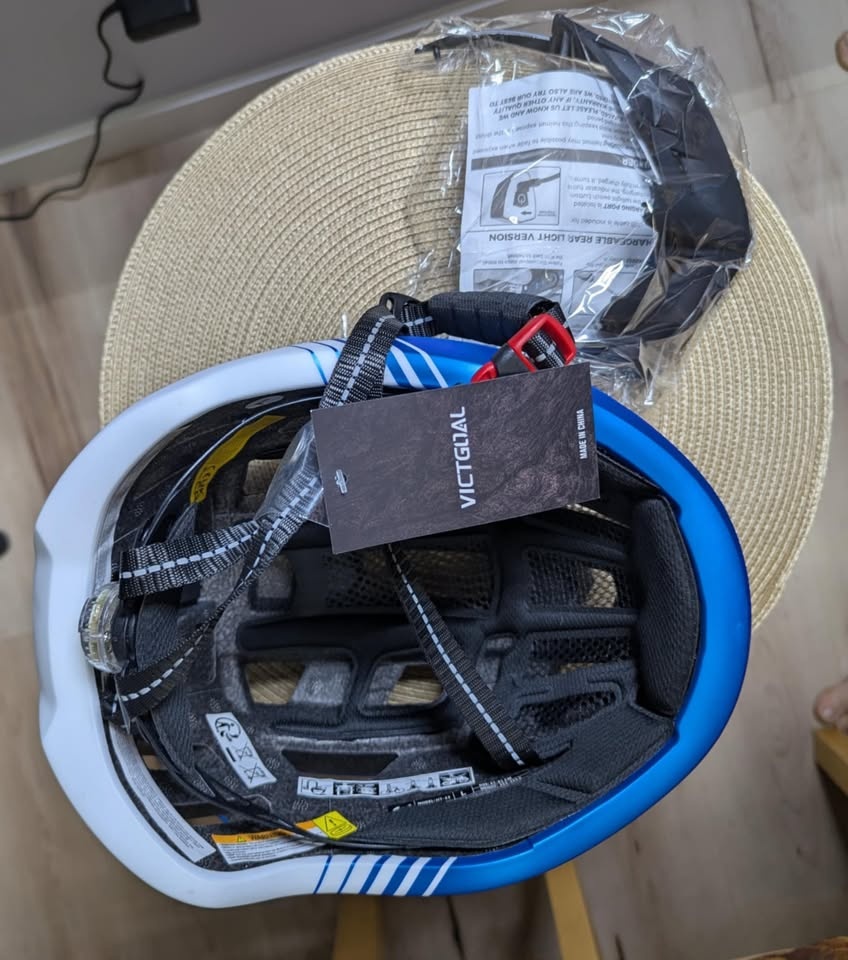 Brand new VICTGOAL biking helmet - photo 3