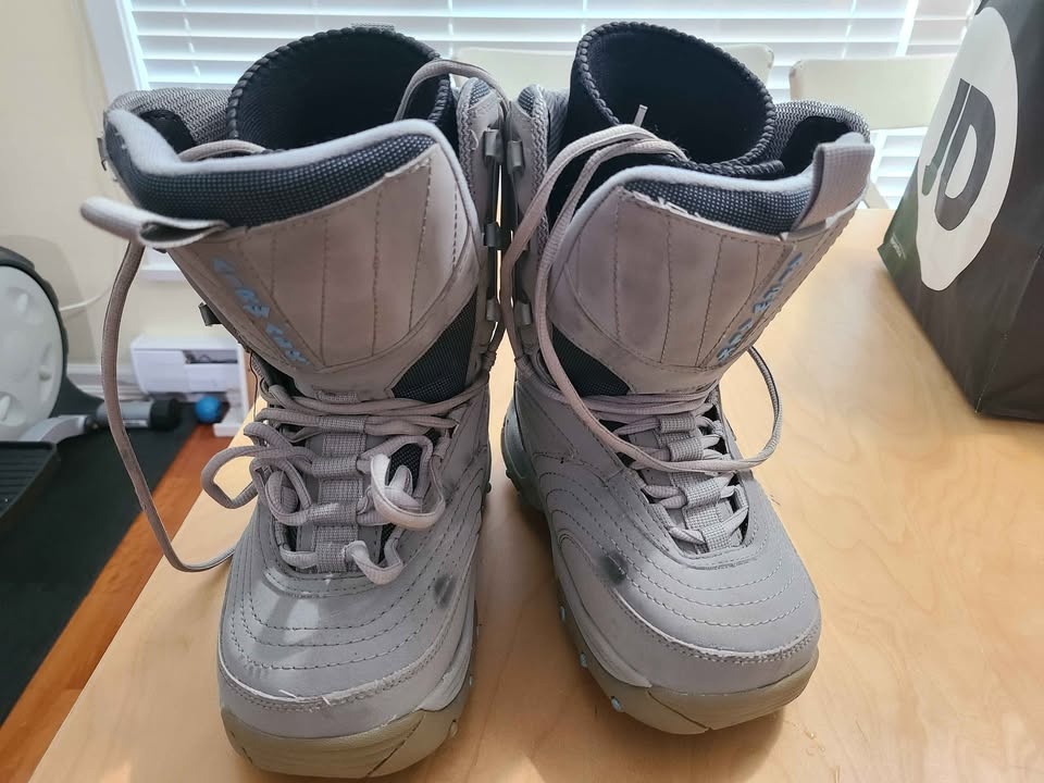 Gray Snow Boots Size 6 - photo 3