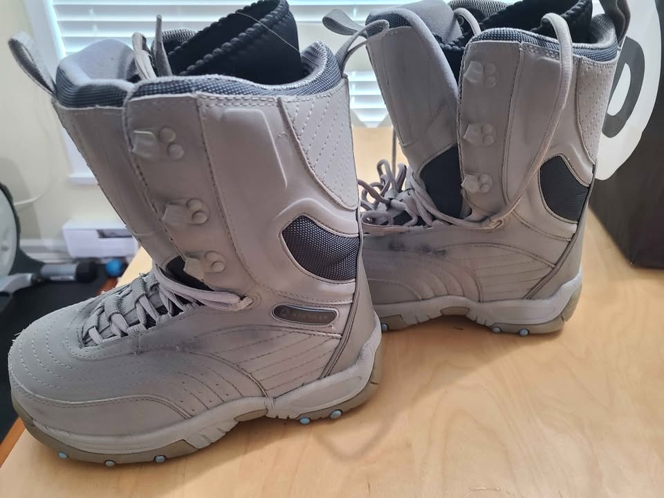 Gray Snow Boots Size 6 - photo 5