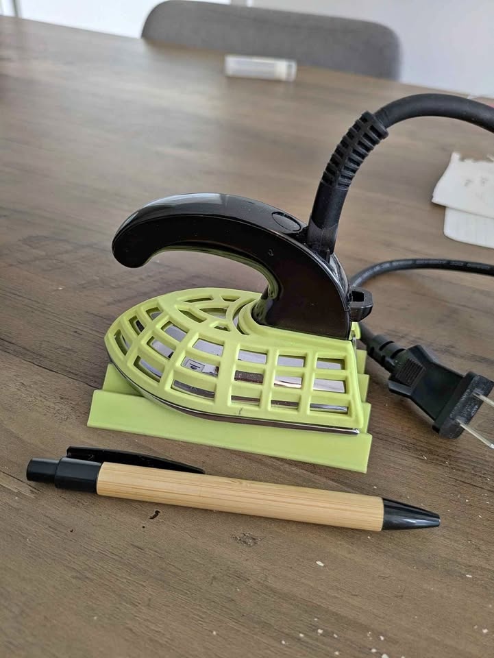 Mini travel iron - smart temp adjusting