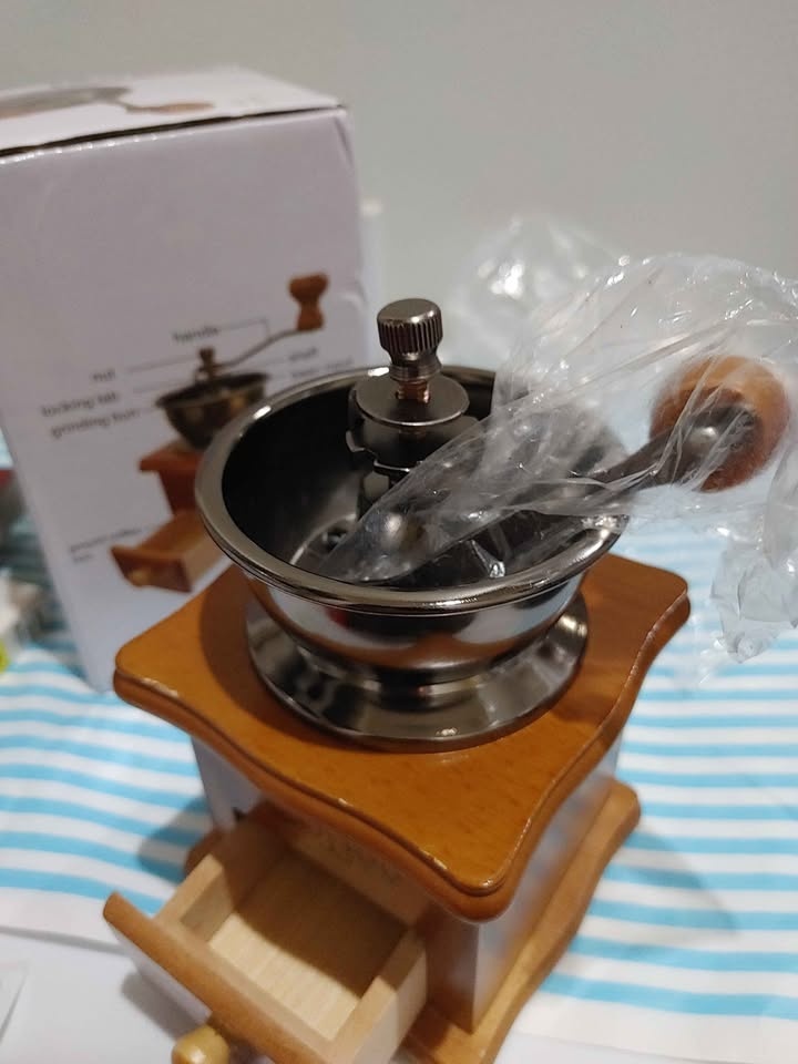 Vintage-looking Decorative Manual Coffee Grinder - Never Used - photo 2
