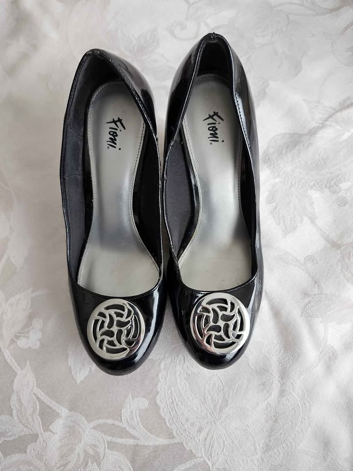 Black patent Fioni, size 7
