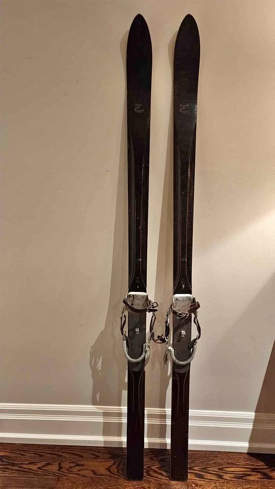 Vintage Harvey E Dodds Limited Chalet Wood Skis