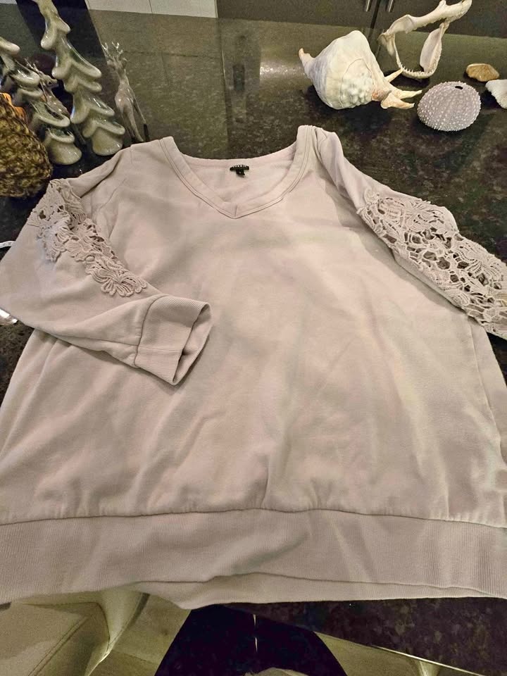 Torrid Size 3 Sweatshirt