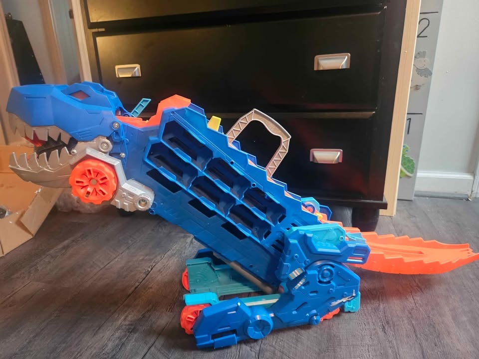 Hot Wheels T-Rex Transporter Hauler - Transforms into Dino - photo 3