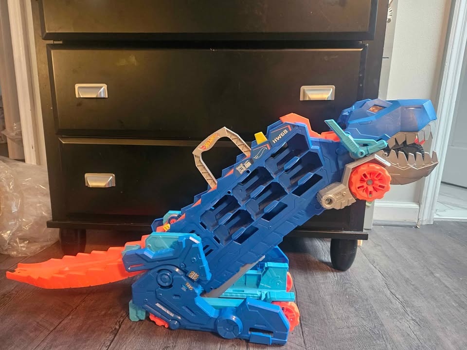 Hot Wheels T-Rex Transporter Hauler - Transforms into Dino - photo 5