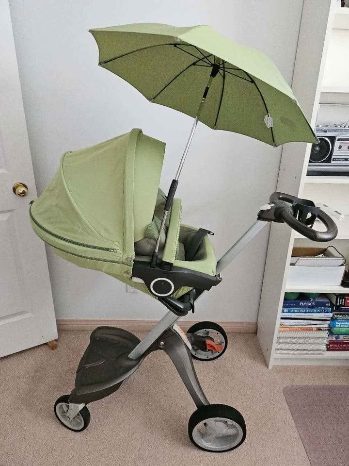 PACKAGE DEAL ! Baby Crib/Luxury stokke stroller/swing chair - photo 2