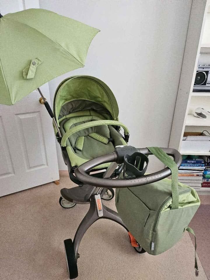 PACKAGE DEAL ! Baby Crib/Luxury stokke stroller/swing chair - photo 3
