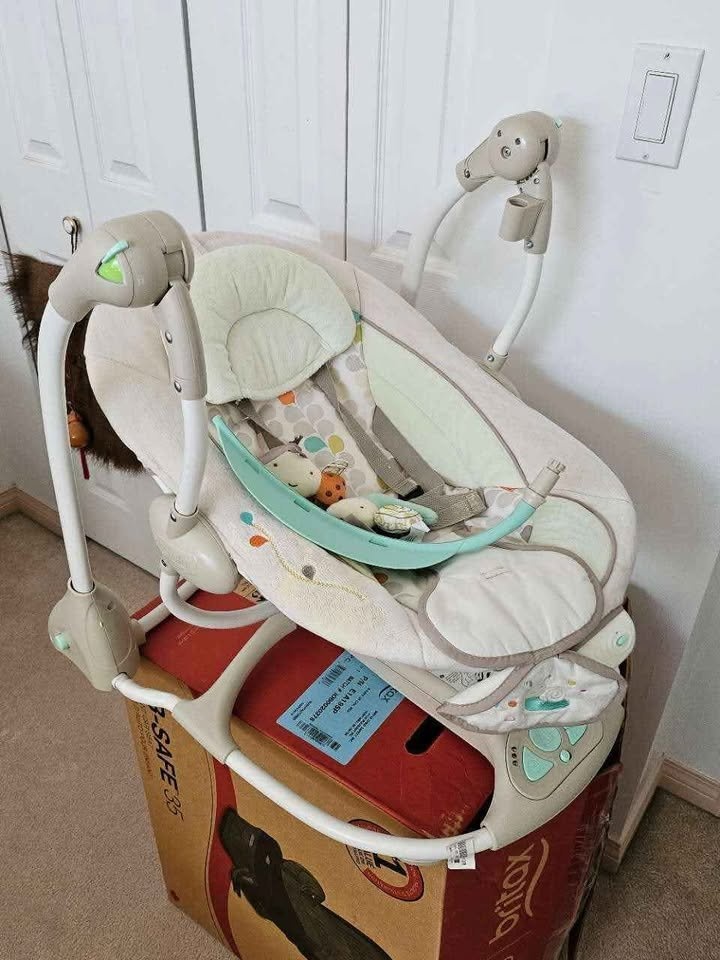 PACKAGE DEAL ! Baby Crib/Luxury stokke stroller/swing chair - photo 5