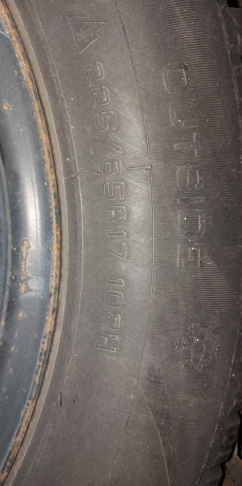 2009 Dodge Journey 225/65R17 Winter Tires - photo 4