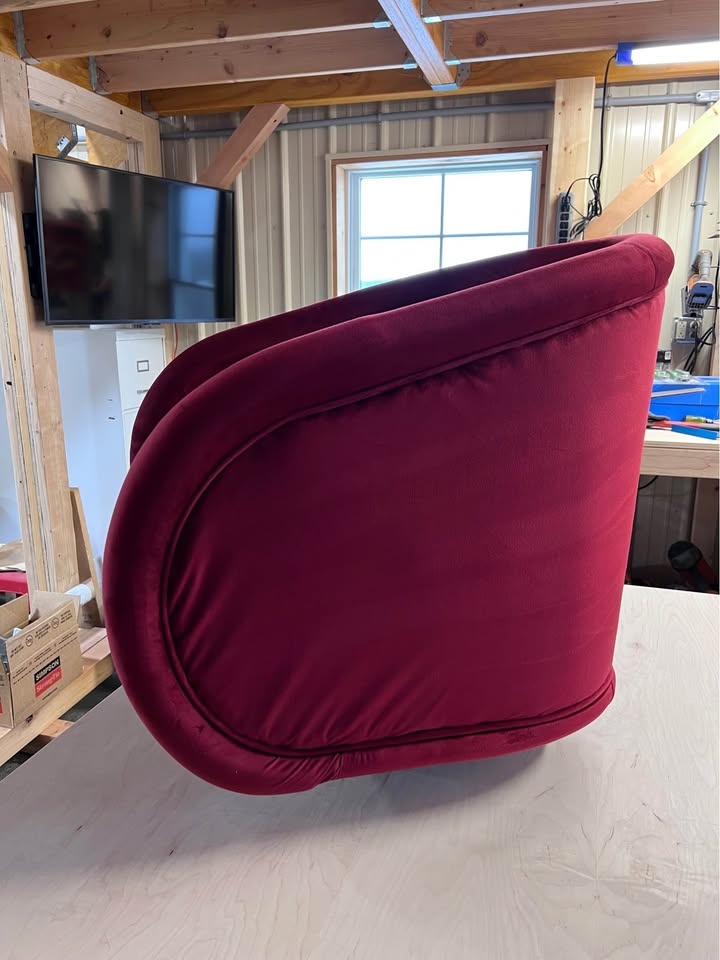 Red velvet accent chair - photo 3