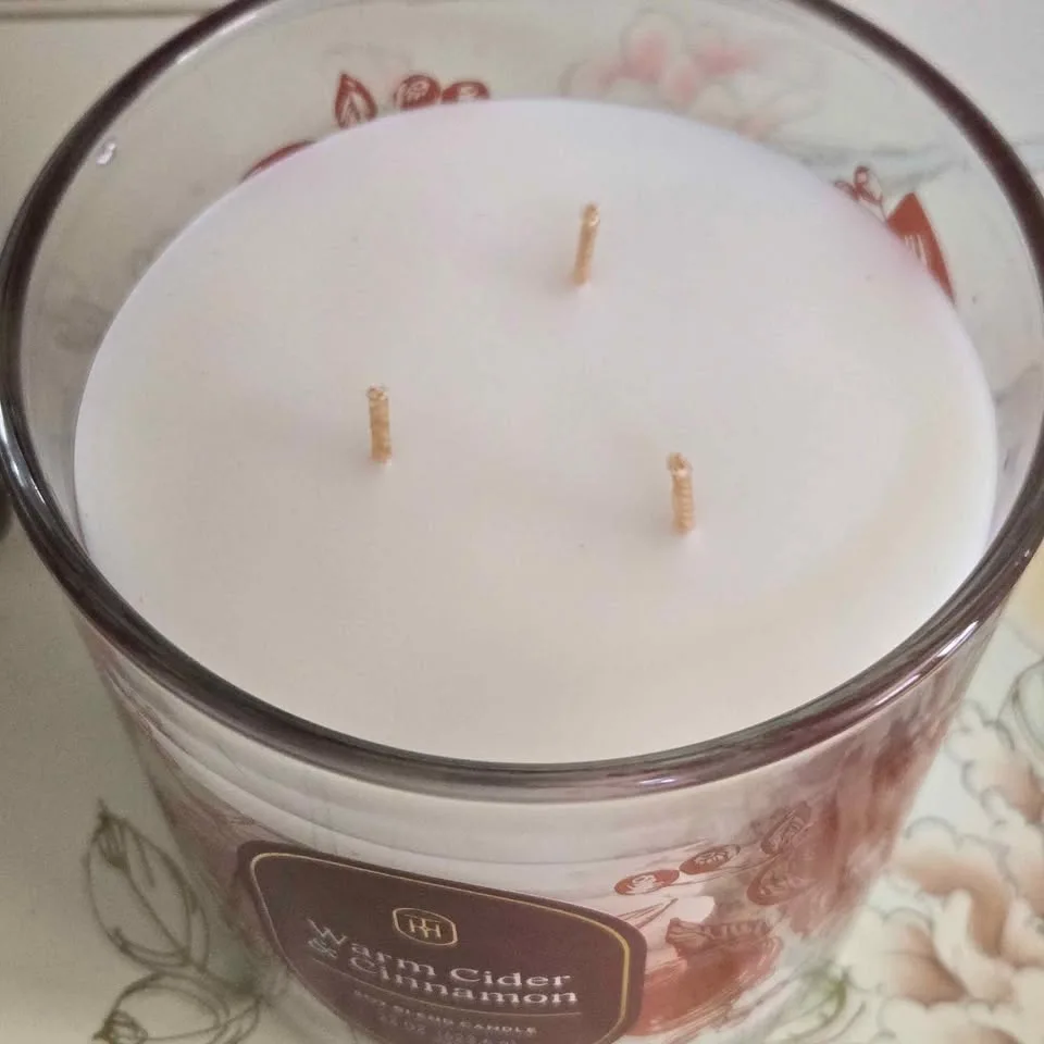 New - Warm Cider and Cinnamon Candle 22oz image indicator(3)