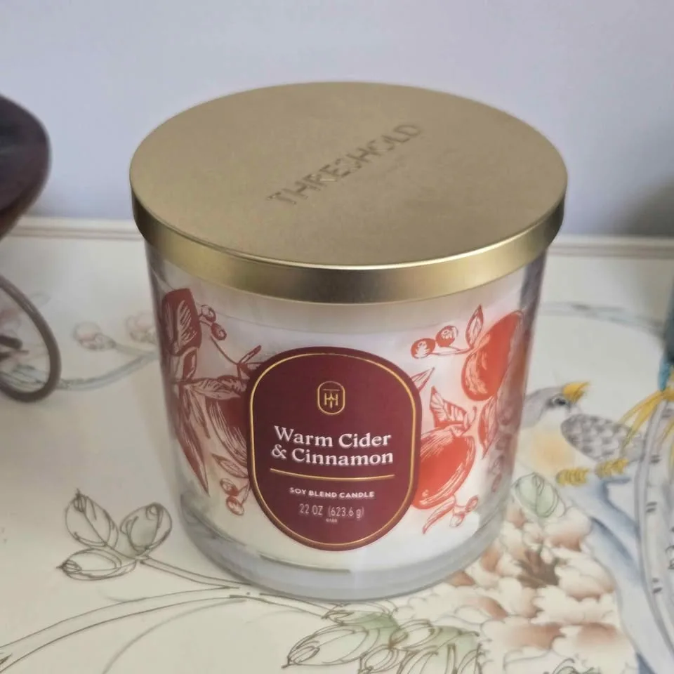 New - Warm Cider and Cinnamon Candle 22oz image indicator(4)