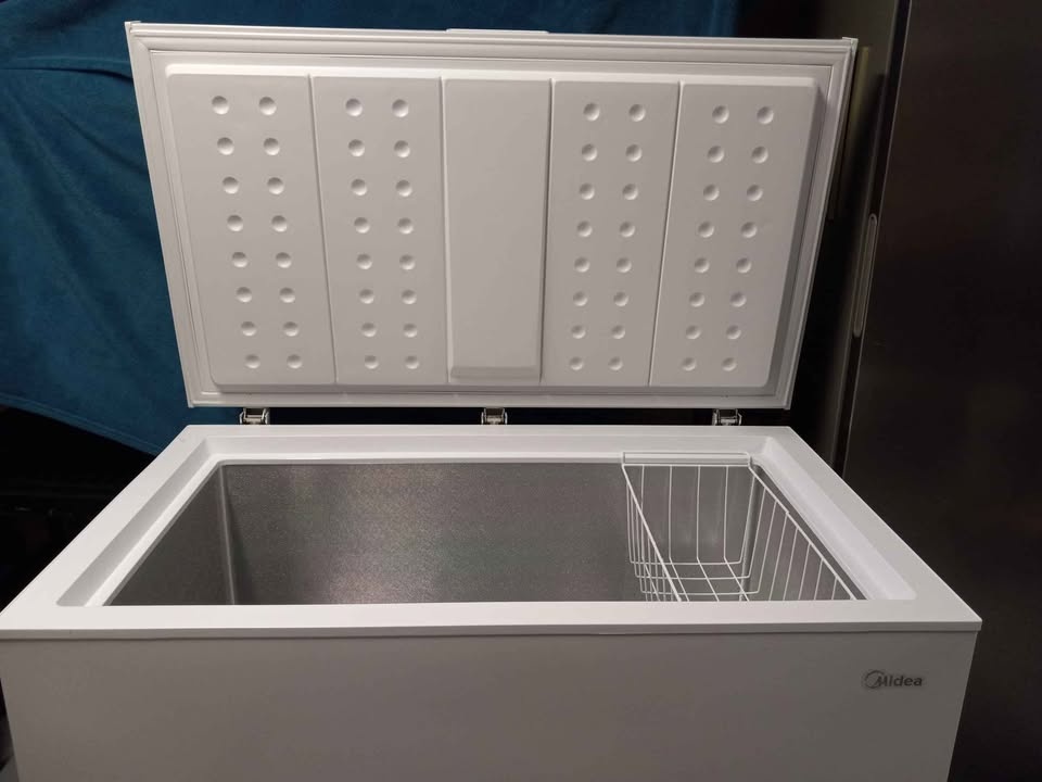 Midea 10.2 cu ft Chest Freezer - photo 3