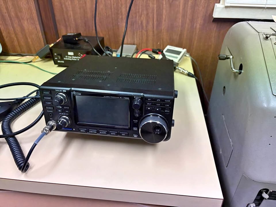 Icom IC-7300 HF + 50 MHz Transceiver & 25A Power Supply