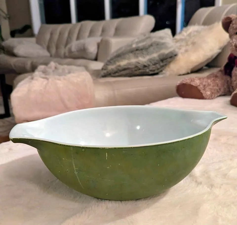 Vintage Pyrex Bowl - Olive Green 🥕 thumbnail