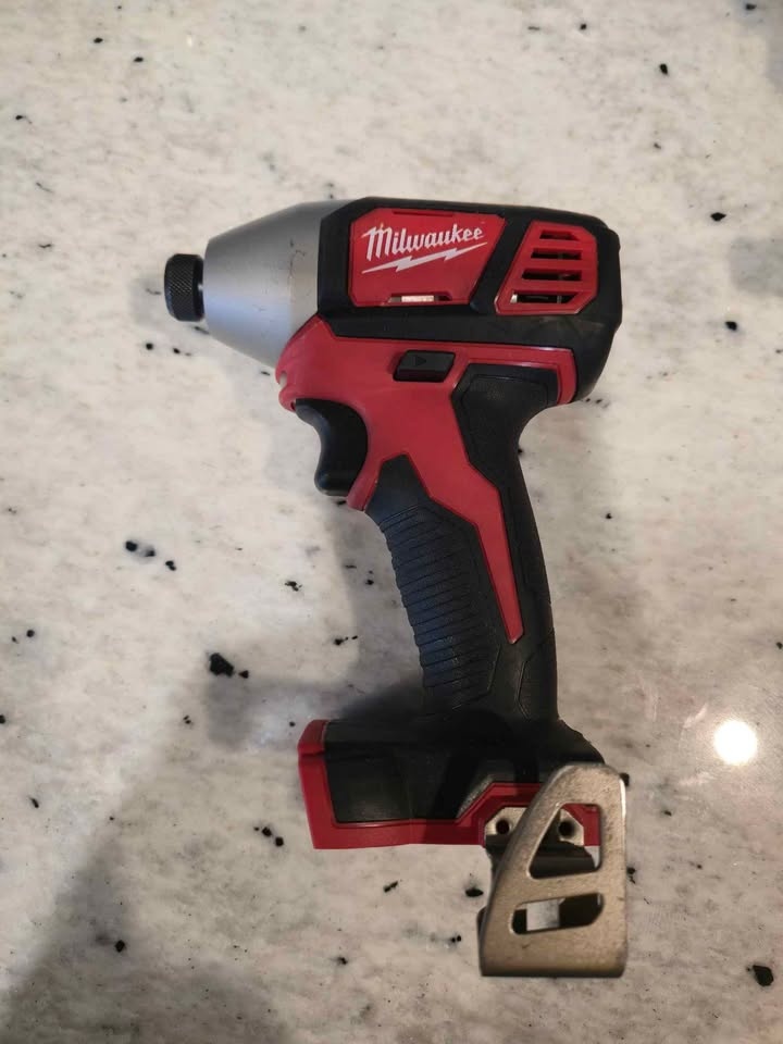 Milwaukee M18 Drill Driver & Impact Driver Combo Kit - photo 2