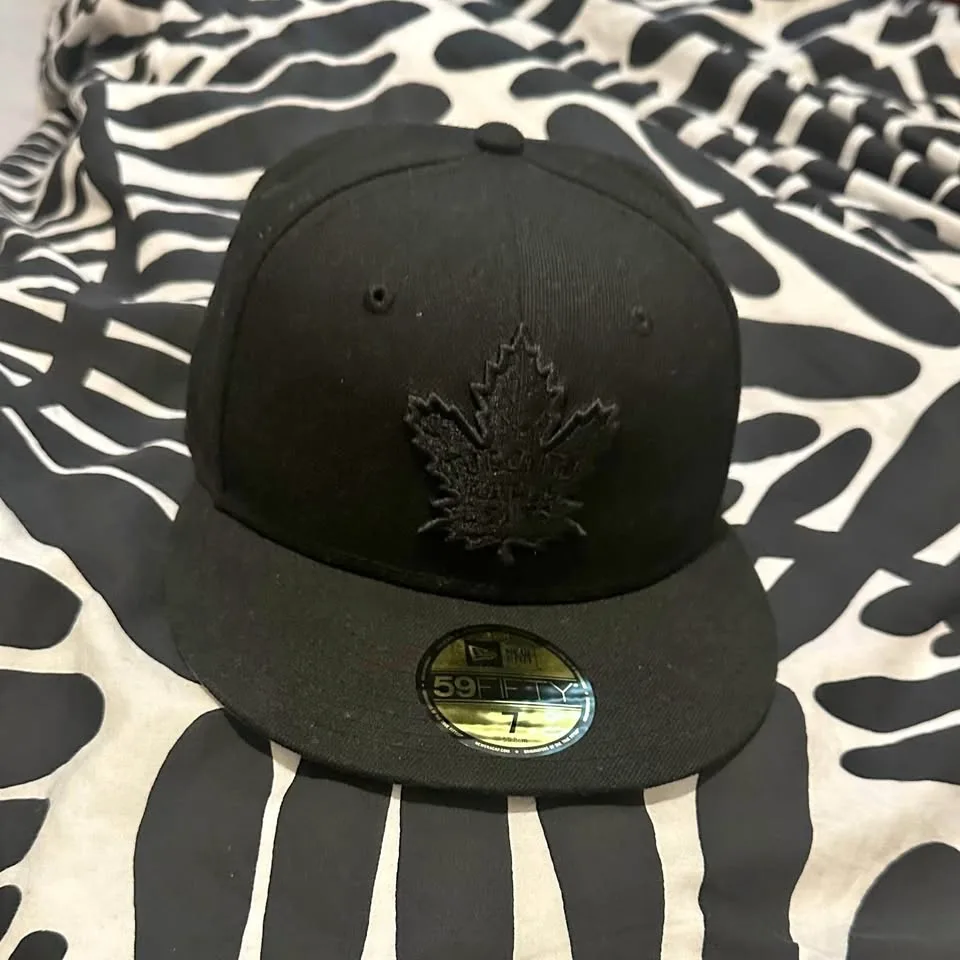 Black maple leafs hat size 7