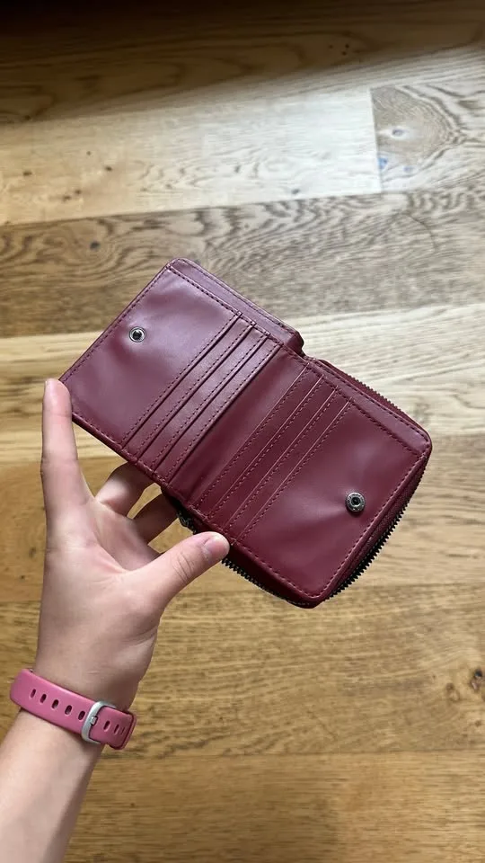 Maroon Twist-lock wallet image indicator(2)