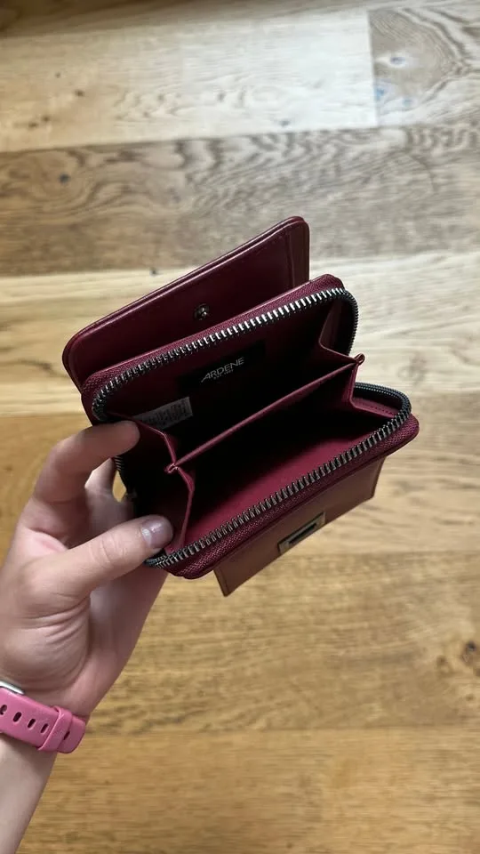 Maroon Twist-lock wallet image indicator(3)