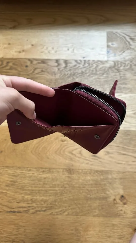 Maroon Twist-lock wallet image indicator(4)
