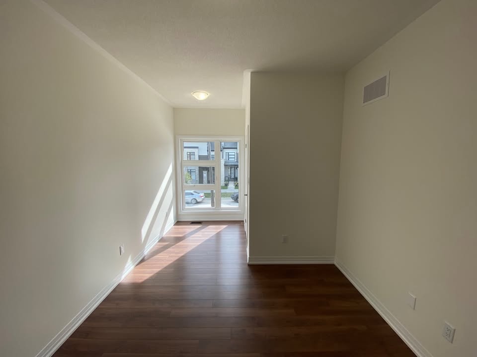 1 Bed 1 Bath Townhouse for Lease in Whitby - photo 2