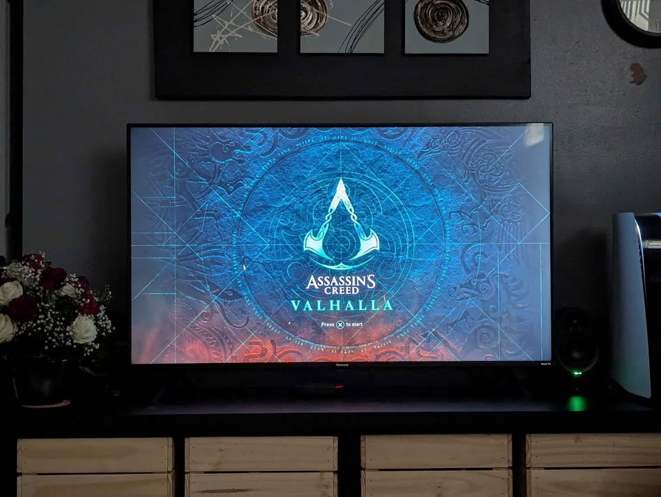 Hisense 43” 4K UHD Roku Smart TV - photo 2