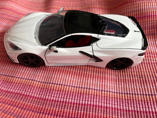 2020 Chevrolet Corvette Stingray 1/24 Collectible Toy Car