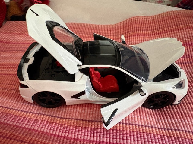 2020 Chevrolet Corvette Stingray 1/24 Collectible Toy Car - photo 2