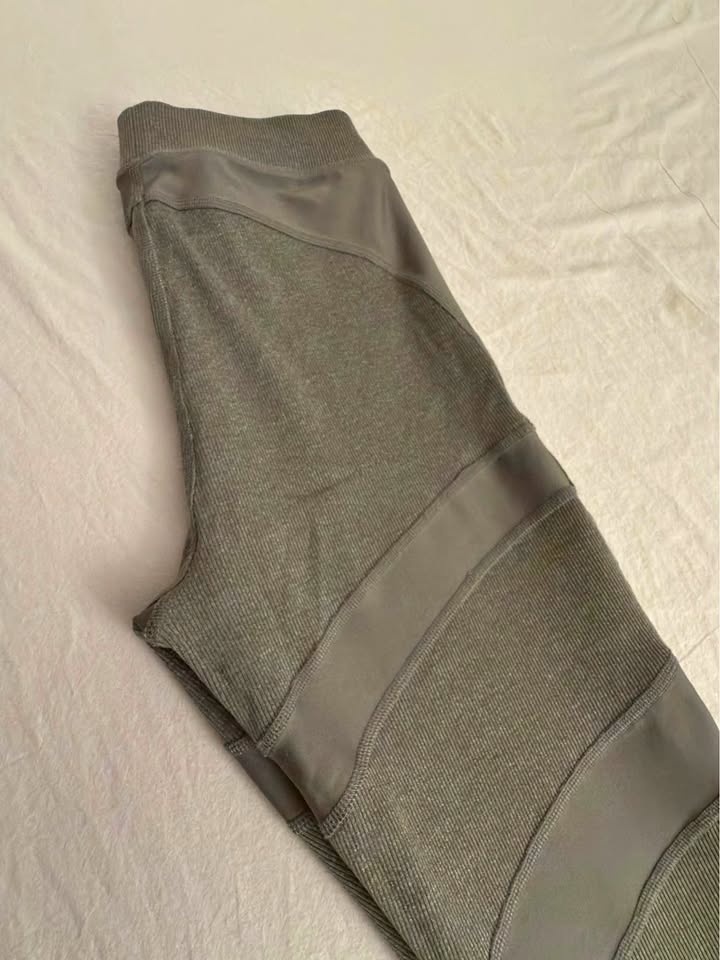 ALO YOGA Leggings size M