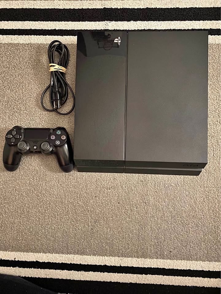 PlayStation 4 Console Bundle - 2 Controllers + GTA Trilogy