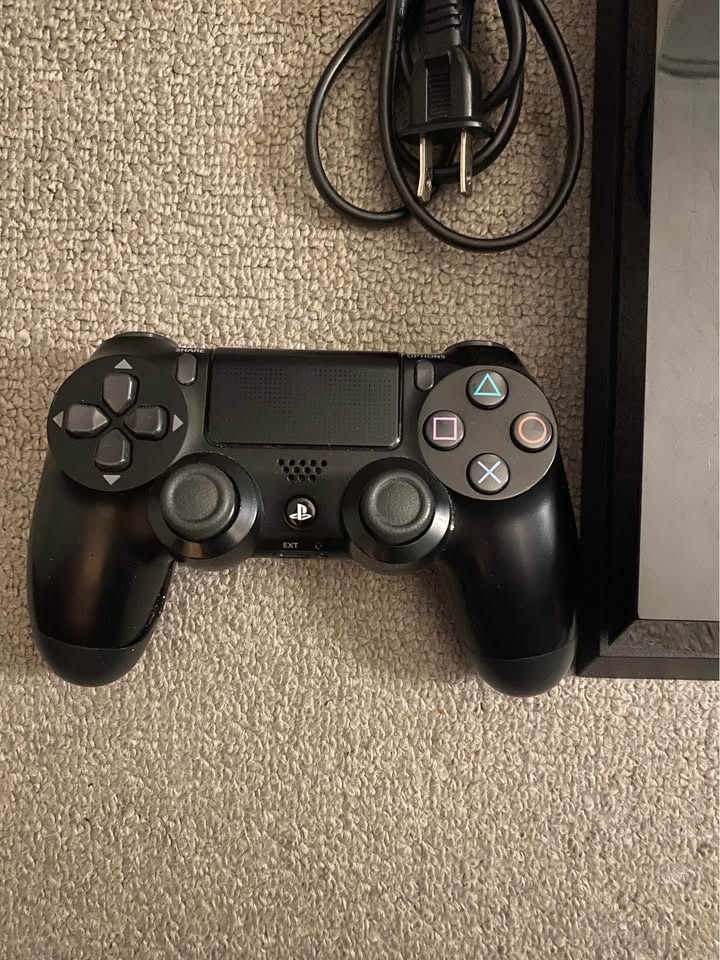 PlayStation 4 Console Bundle - 2 Controllers + GTA Trilogy - photo 3