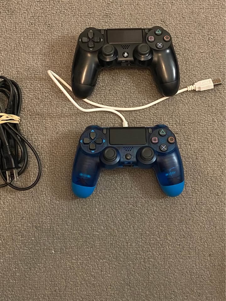 PlayStation 4 Console Bundle - 2 Controllers + GTA Trilogy - photo 4