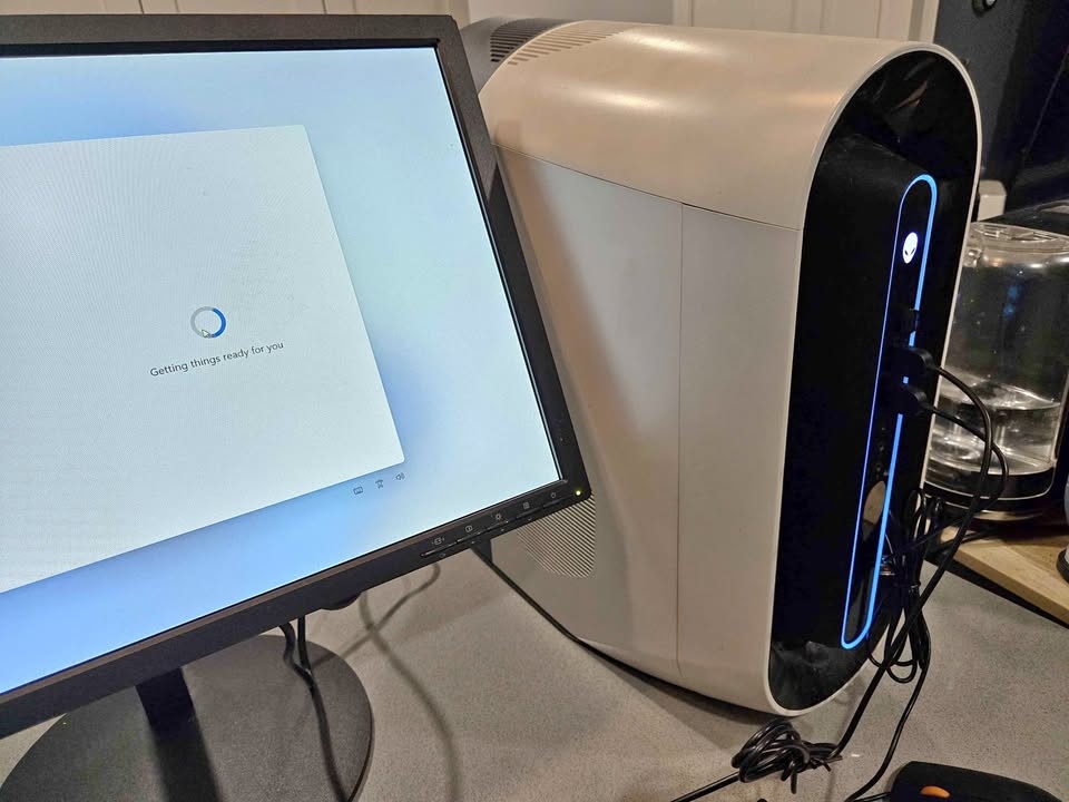 Dell Alienware Aurora R10 - Ryzen 7 / 64GB RAM / Liquid Cooled