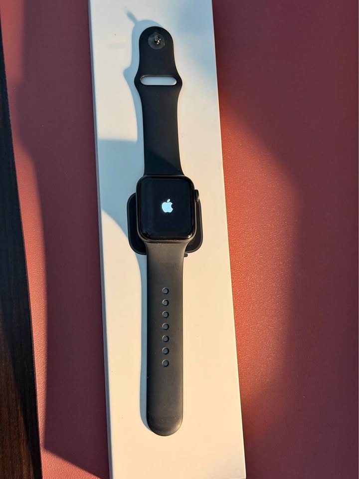 Apple Watch SE (1st Gen) GPS, 40mm – Great Condition