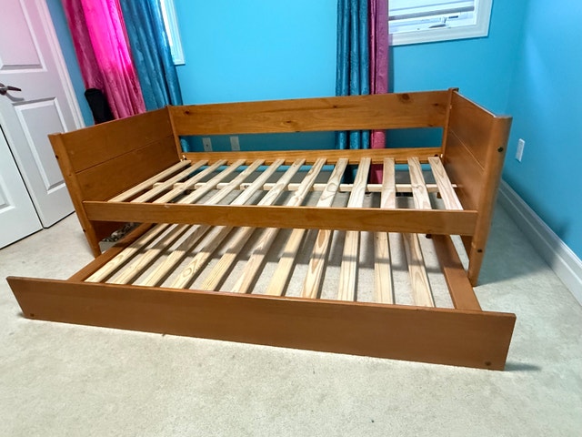 EUC - Twin Day Bed with Pull Out Trundle - Solid wood - photo 4