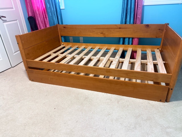 EUC - Twin Day Bed with Pull Out Trundle - Solid wood - photo 5