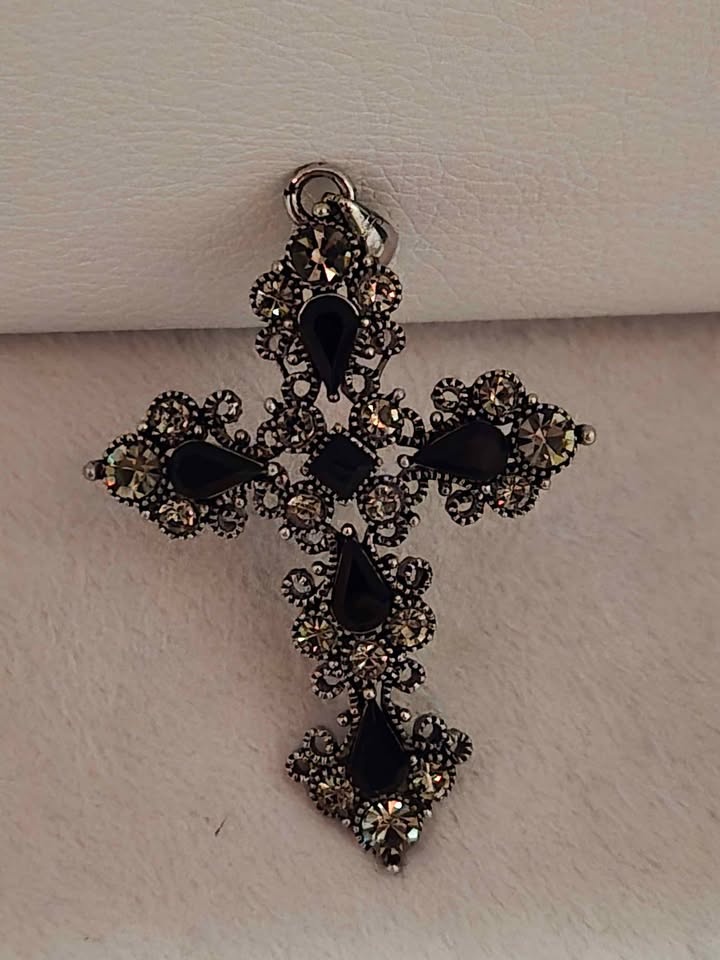 Vintage Style Gothic Cross Pendant - photo 2