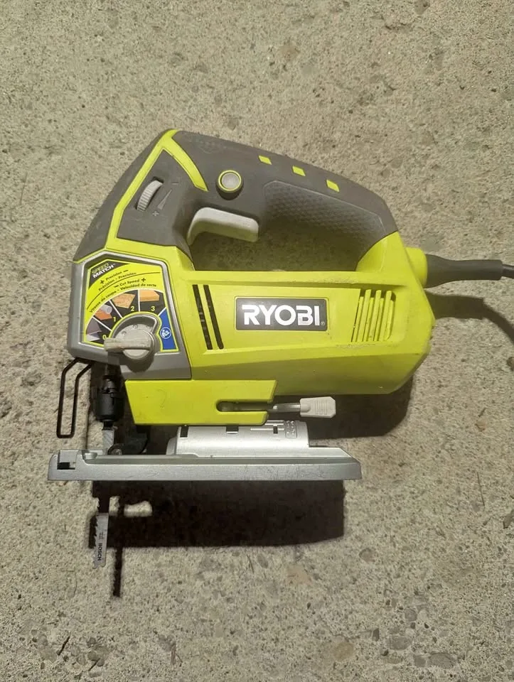 Ryobi corded jigsaw + 4 blades thumbnail