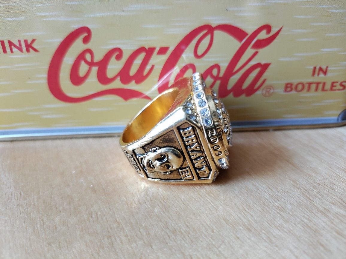 Kobe Bryant Memorial Championship Ring - photo 2
