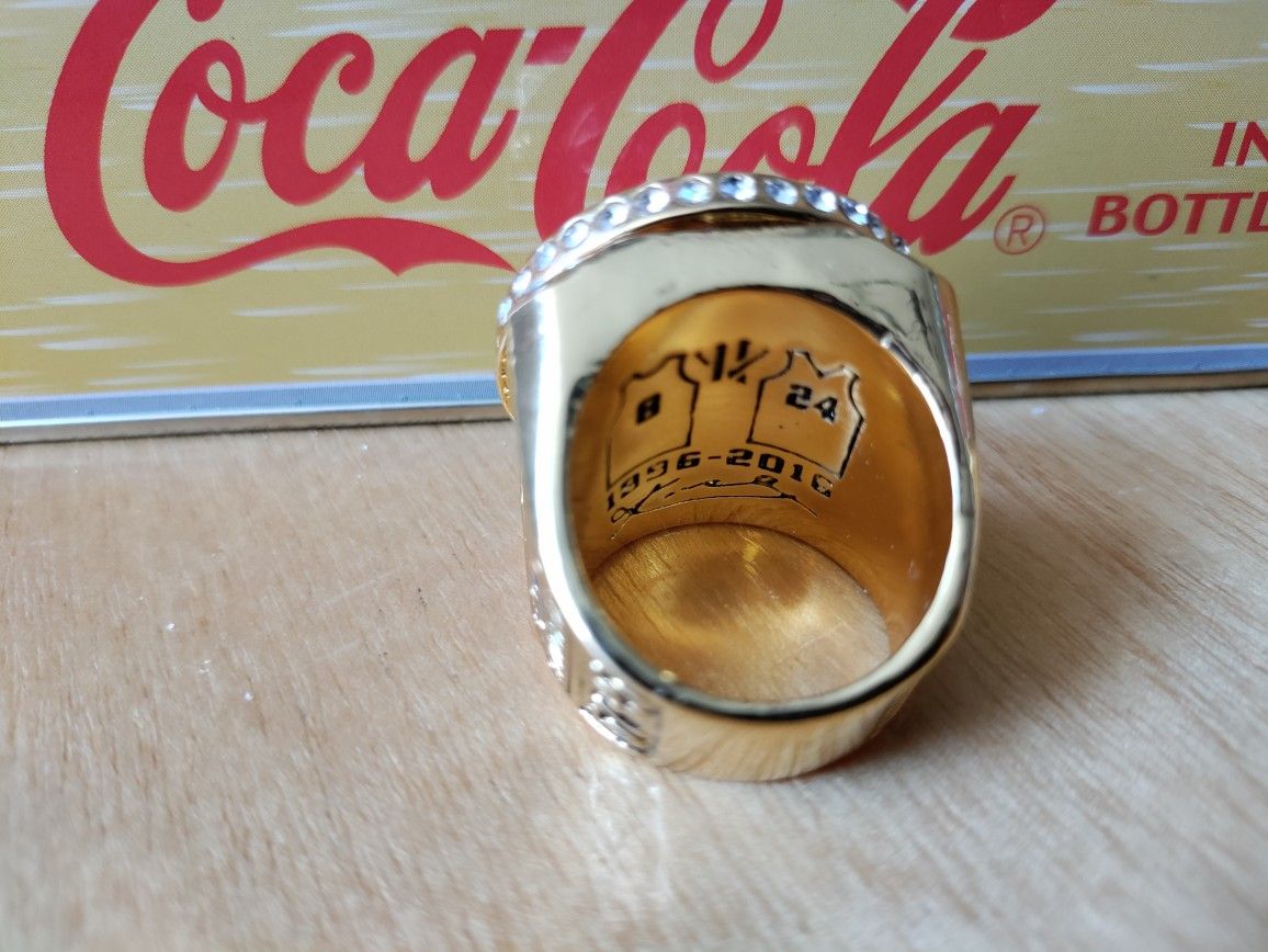 Kobe Bryant Memorial Championship Ring - photo 4
