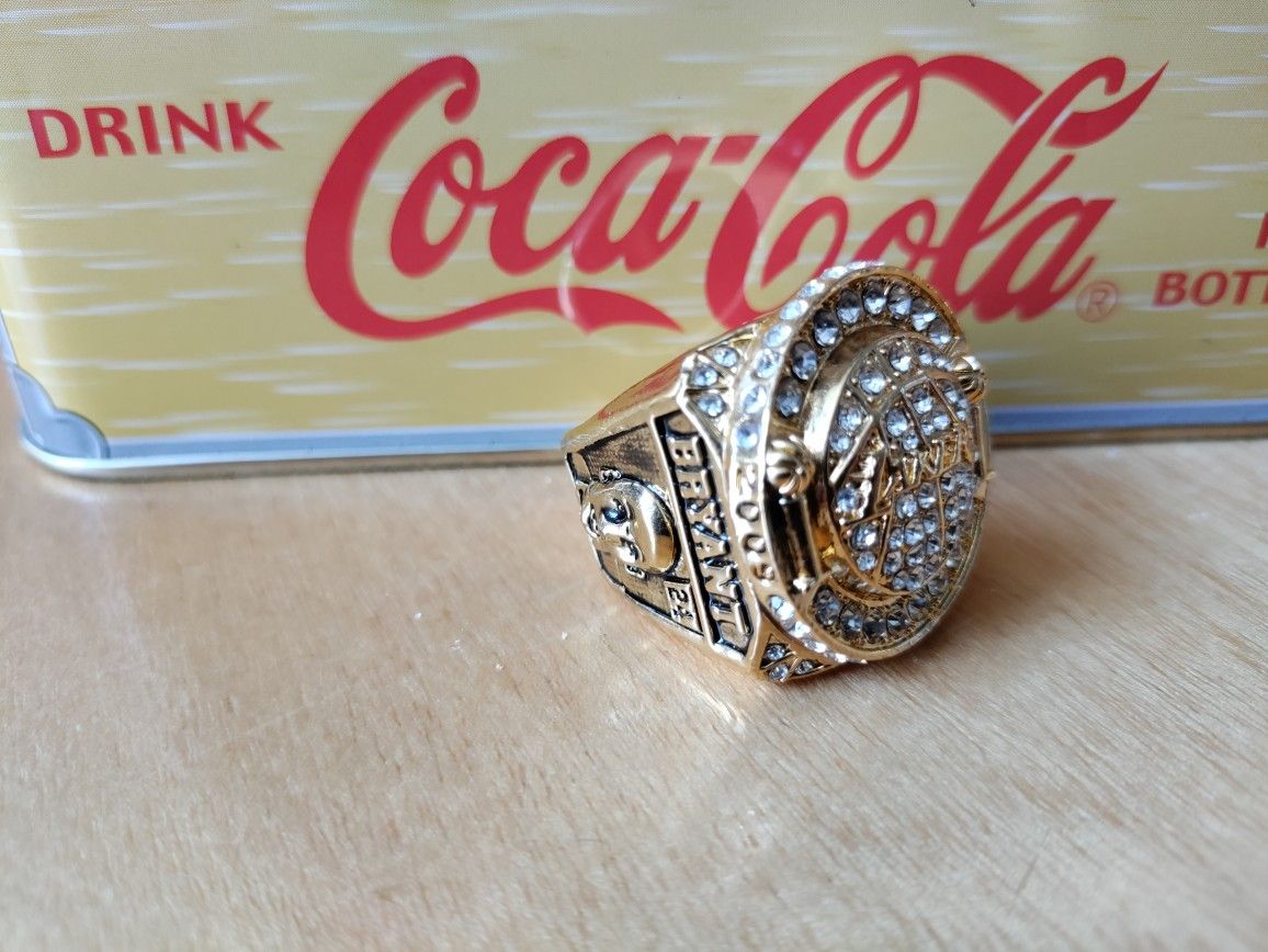 Kobe Bryant Memorial Championship Ring - photo 5