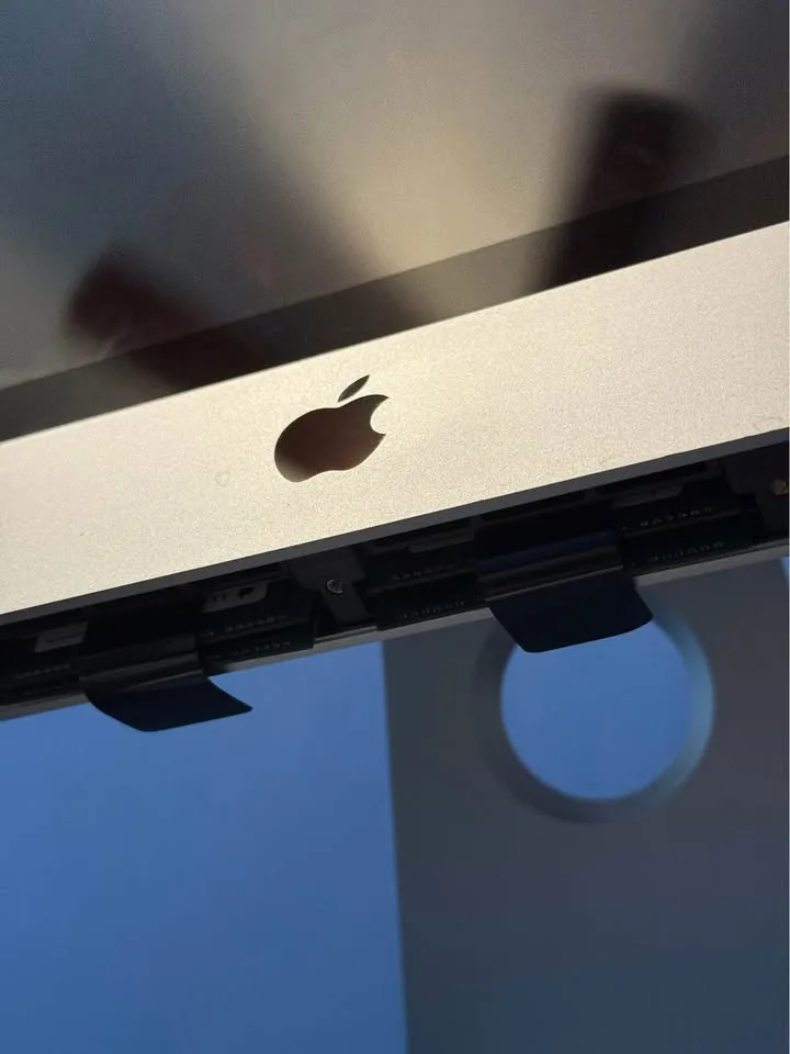 iMac (27-inch, Mid 2010) image indicator(4)