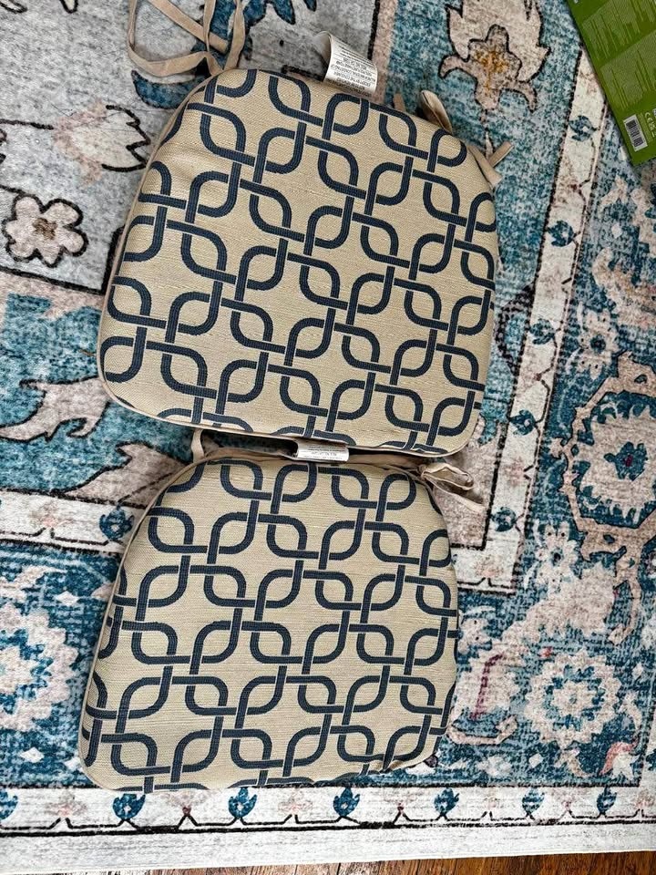 Set of 4 Decorative Chair Cushions – Beige with Navy Geometric P